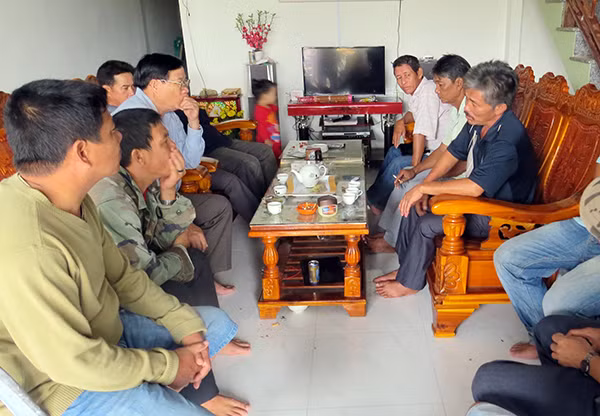 Nhiều người dân và chính quyền địa phương đến thăm, chia sẻ, động viên 3 ngư dân may mắn thoát chết sau hơn 10h đối mặt với thủy thần.
