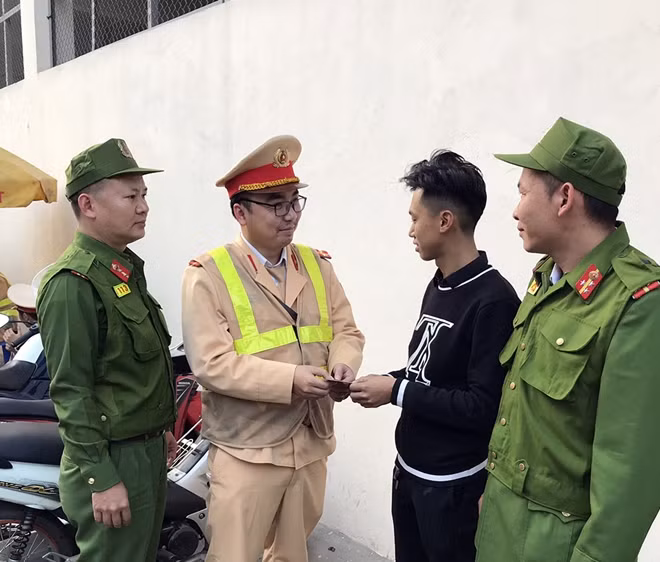 Anh Bùi Văn Vương, chủ nhân của chiếc xe máy vừa bị ăn trộm cảm kích trước tình thần vì nhân dân phục vụ của tổ công tác Y24/141.