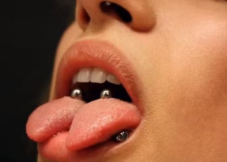Một chiếc lưỡi xẻ được trang điểm bằng hạt bi kim loại. Một chiếc lưỡi xẻ được trang điểm bằng hạt bi kim loại.