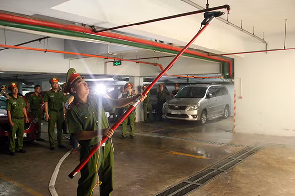 Đoàn liên ngành tiếp tục kiểm tra 2 chung cư tại quận 1 và quận 4 phát hiện nhiều sai phạm trong công tác PCCC. Đoàn liên ngành tiếp tục kiểm tra 2 chung cư tại quận 1 và quận 4 phát hiện nhiều sai phạm trong công tác PCCC.