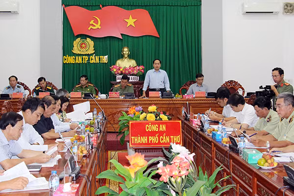 Các đại biểu tham dự buổi làm việc.