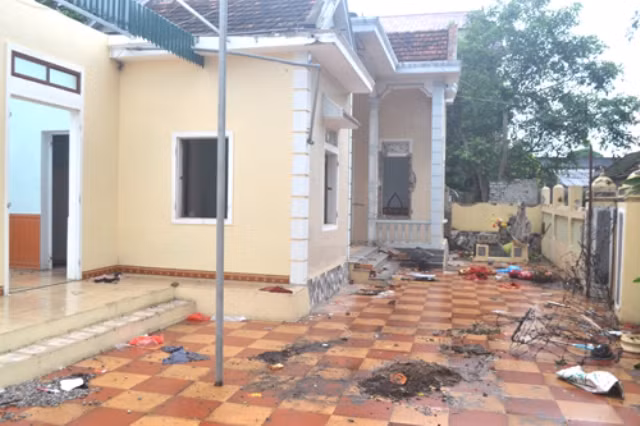 Ngôi nhà của đối tượng trần Thị Soa bị người dân đến phá tan hoang khi hai vợ chồng bỏ trốn Ngôi nhà của đối tượng trần Thị Soa bị người dân đến phá tan hoang khi hai vợ chồng bỏ trốn
