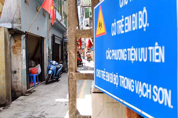 Tại những khu vực giao cắt trong ngõ đều được gắn biển báo khuyến nghị các phương tiện nhường đường cho các em học sinh và người dân đi bộ.