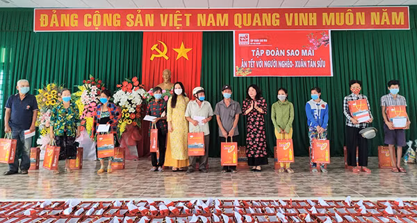 Bà Lê Thị Nguyệt Thu - Chủ tịch Tập đoàn Sao Mai (thứ 5 bên trái qua) tặng quà tại huyện Thốt Nốt