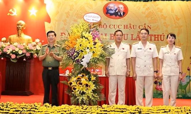 Thứ trưởng Nguyễn Văn Sơn tặng hoa Đại hội