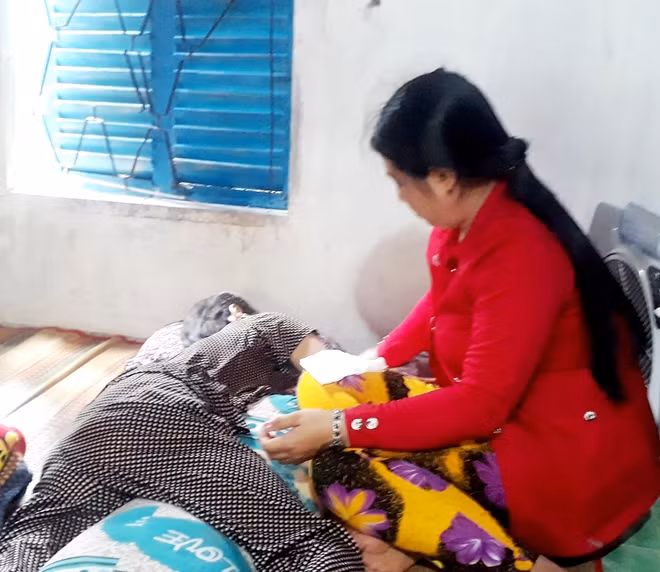 Bà An được người cháu đưa về chăm sóc những ngày cuối đời.