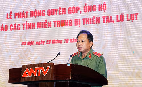 Trung tướng Mai Văn Hà phát động Lễ quyên góp, ủng hộ đồng bào các tỉnh miền Trung khắc phục hậu quả mưa lũ gây ra Trung tướng Mai Văn Hà phát động Lễ quyên góp, ủng hộ đồng bào các tỉnh miền Trung khắc phục hậu quả mưa lũ gây ra