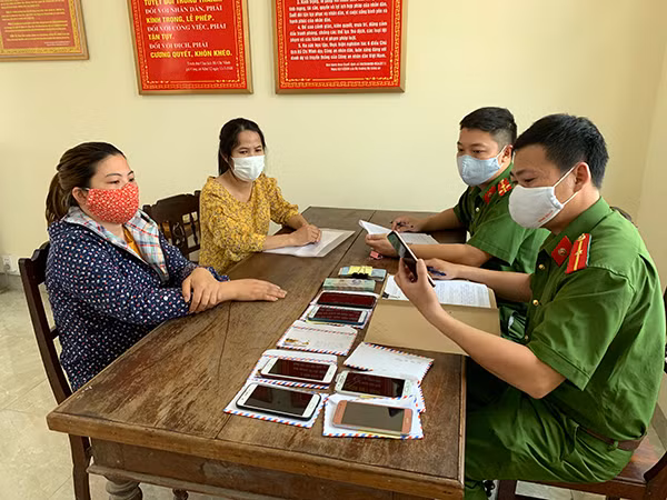 Hai đối tượng chính trong nhóm đánh bạc bị tạm giữ để làm rõ.