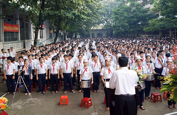 Trong môi trường học đường, học sinh trưởng thành hay không được ảnh hưởng từ chính đạo đức, nhân cách của người giáo viên. Trong môi trường học đường, học sinh trưởng thành hay không được ảnh hưởng từ chính đạo đức, nhân cách của người giáo viên.