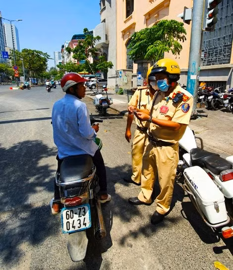 Ông Bình trong một lần đi tìm tổ CSGT, những người đã làm thay đổi cuộc sống của ông để cảm ơn. Ông Bình trong một lần đi tìm tổ CSGT, những người đã làm thay đổi cuộc sống của ông để cảm ơn.
