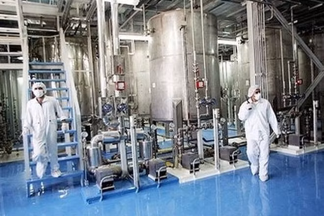 Kỹ thuật viên Iran kiểm tra các thiết bị tại cơ sở làm giàu urani Isfahan, cách Thủ đô Tehran 420km về phía Nam.