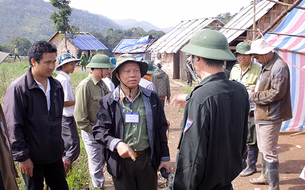 Thiếu tướng Bùi Văn Sơn, Giám đốc Công an tỉnh Lâm Đồng (người đứng giữa) kiểm tra công tác đảm bảo an ninh, trật tự tại vùng sâu, vùng xa, vùng đồng bào dân tộc thiểu số.