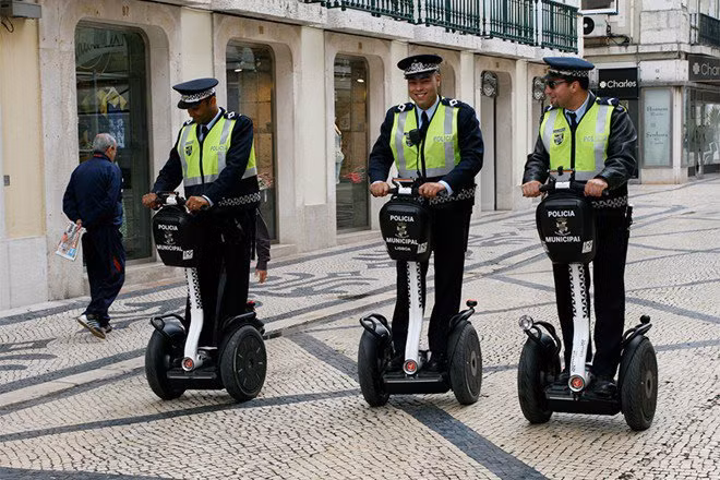 Cảnh sát Ý cưỡi xe điện hai bánh Segway làm nhiệm vụ