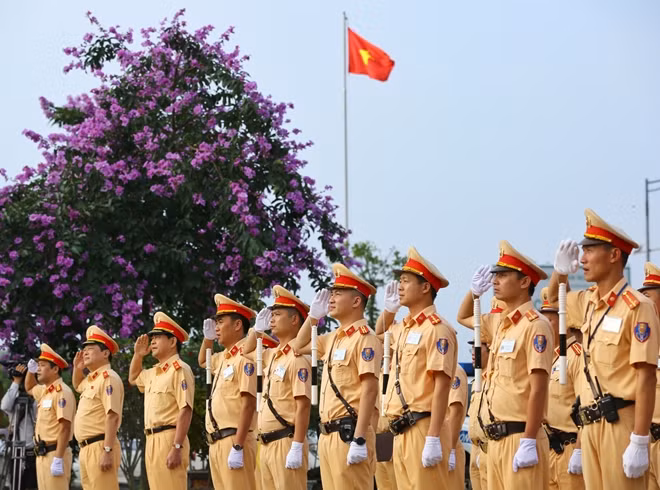 Trước những diễn biến phức tạp trở lại của tình hình TTATGT, nhất là sau đợt nghỉ lễ 30/4, 1/5 và nới lỏng thực hiện giãn cách xã hội phòng chống dịch bệnh COVID-19, Cục CSGT vừa ban hành kế hoạch tổng kiểm soát phương tiện giao thông đường bộ.