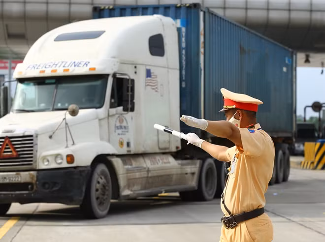Các tổ tuần tra sử dụng các loại camera (gắn trên ô tô, mini hoặc cầm tay) đã được trang cấp để ghi lại toàn bộ hoạt động, các hành vi không chấp hành hiệu lệnh, chống người thi hành công vụ, đua xe trái phép và các loại tội phạm khác làm căn cứ xử lý.