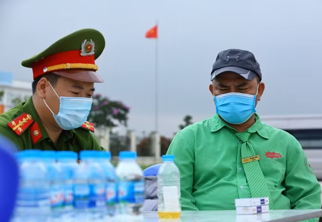 Một tài xế được kiểm tra ma túy bằng nước tiểu.