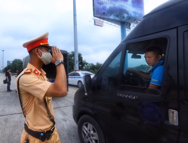 Trong thời gian thực hiện tổng kiểm soát, CSGT các đơn vị, địa phương được dừng các phương tiện để kiểm soát các loại giấy tờ theo quy định như: giấy đăng ký xe, giấy phép lái xe, giấy chứng nhận kiểm định ATKT và bảo vệ môi trường và giấy chứng nhận bảo hiểm trách nhiệm dân sự bắt buộc của chủ xe cơ giới.