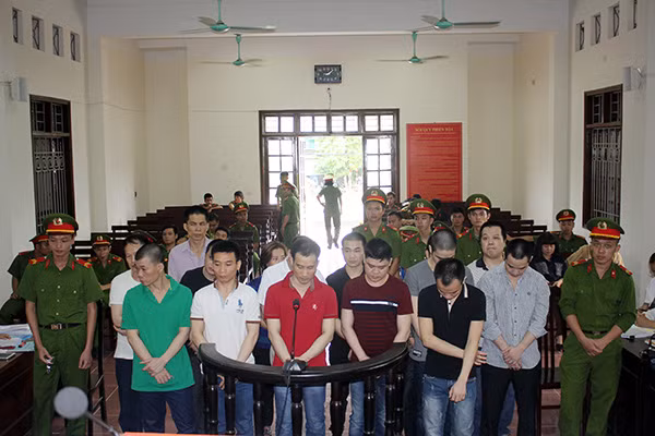 Hội đồng xét xử kiểm tra lý lịch các bị cáo có đơn kháng cáo