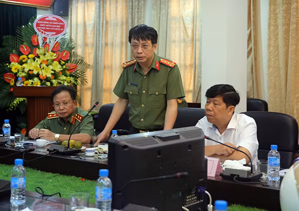 Đại tá, nhà thơ Phạm Khải, Phó Cục trưởng Cục Truyền thông CAND, Tổng biên tập Báo CAND phát biểu ý kiến tại Đại hội