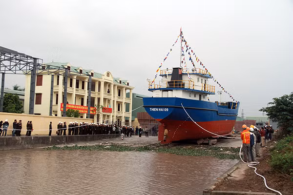 Công ty Nam Triệu hạ thủy tàu hậu cần nghề cá đóng theo Nghị định 67 của Chính phủ (tháng 12-2015).