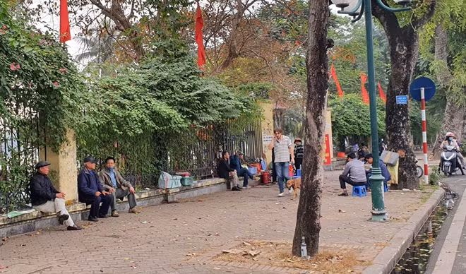 Vẫn có người “thờ ơ” không đeo khẩu trang nơi công cộng giữa mùa dịch.