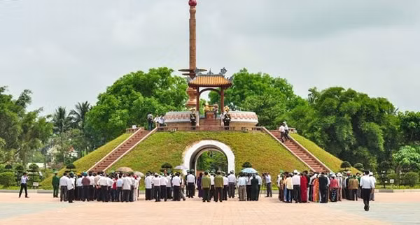 Những ngày lịch sử này rất nhiều người dân muốn đến thăm thắp hương tri ân các anh hùng liệt sĩ tại Thành cổ Quảng Trị.