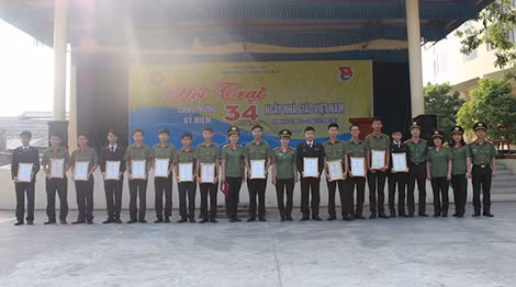 Đại biểu, lãnh đạo Trường Văn hoá I chụp ảnh cùng các đơn vị đạt giải tại Hội trại.