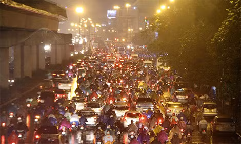 18h, đường Nguyễn Trãi , đoạn gần Ngã Tư Sở tắc cả 2 chiều. Ảnh: Trần Thường