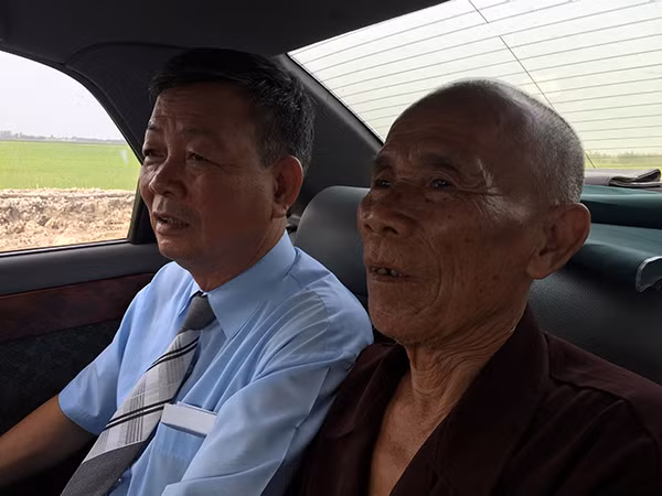 Ông Thêm trên đường đến buổi xin lỗi công khai.
