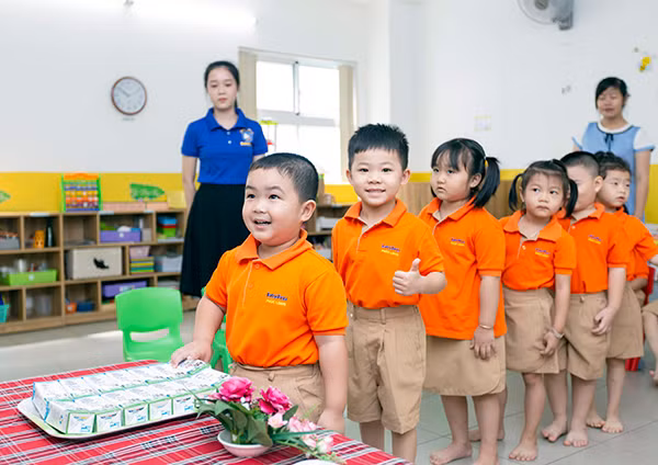 Chương trình Sữa học đường triển khai luôn luôn bắt đầu từ bậc học mầm non để cung cấp đầy đủ chất dinh dưỡng cho những “mầm xanh” thật khỏe mạnh, vững vàng lớn lên cùng năm tháng.