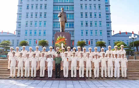 Thứ trưởng Nguyễn Văn Thành với các cá nhân có thành tích xuất sắc trong phong trào thi đua của Công an tỉnh Nam Định. Thứ trưởng Nguyễn Văn Thành với các cá nhân có thành tích xuất sắc trong phong trào thi đua của Công an tỉnh Nam Định.