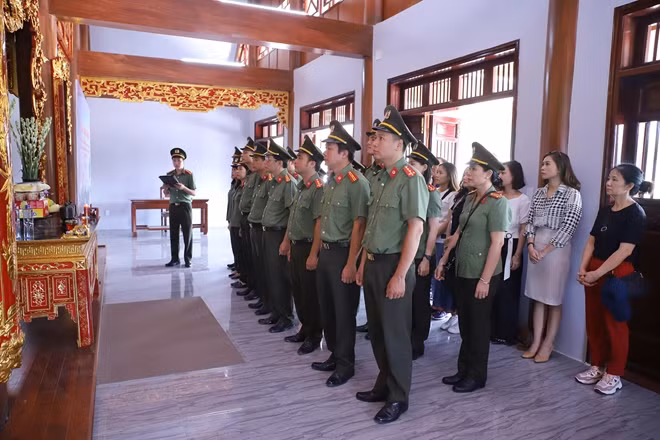 Ngày 28-9, Đoàn công tác ba tổ chức Đoàn thể Báo CAND do Đại tá Phạm Quang Khải, Phó Bí thư Đảng ủy, Phó Tổng Biên tập Báo CAND làm trưởng đoàn đã có chuyến về nguồn, thăm hỏi tặng quà các gia đình chính sách trên địa bàn tỉnh Bắc Kạn.