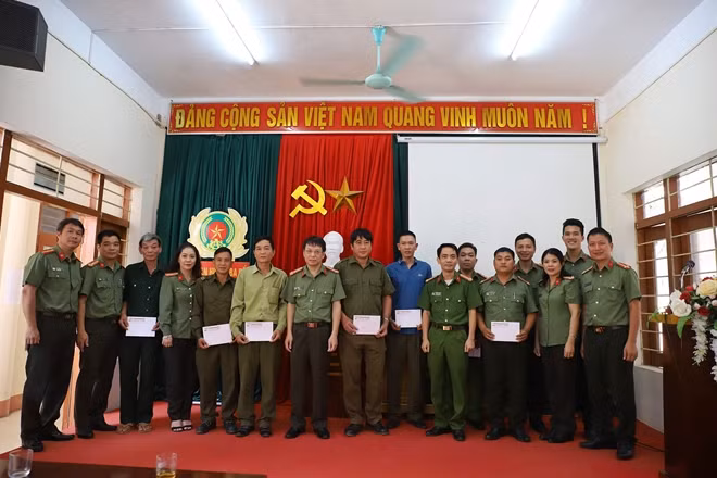 Cũng trong chuỗi hoạt động xã hội tại đây, Đoàn công tác đã trao 10 suất quà cho 10 cán bộ Công an huyện Ba Bể, Bắc Kạn có hoàn cảnh khó khăn