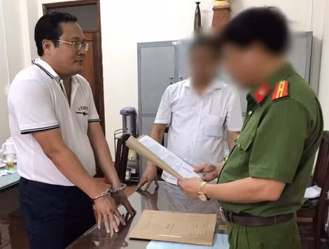 Cơ quan CSĐT tống đạt quyết định khởi tố, bắt tạm giam đối với bị can Trầm Bê và Phan Huy Khang.