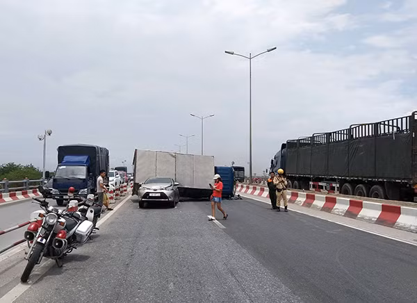 Chiếc xe đổ ngang mặt đường khiến cầu Thanh Trì bị ùn tắc kéo dài.
