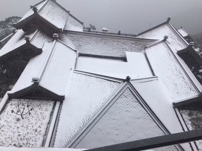 Tuyết rơi dày trên đỉnh Fansipan.