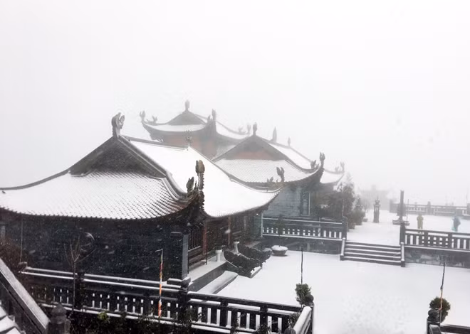Anh Giàng A Giống, nhân viên an ninh làm việc trên đỉnh Fansipan cho biết với kinh nghiệm 4 năm trực tại “Nóc nhà Đông Dương”, đợt tuyết rơi lần này có thể so sánh với năm 2018, thời điểm tuyết rơi dày trên diện rộng tại khu vực đỉnh. Rất có thể đến trưa và chiều 27 Tết Tân Sửu, lượng tuyết sẽ phủ dày hơn tới 5-6 cm trên các bề mặt.