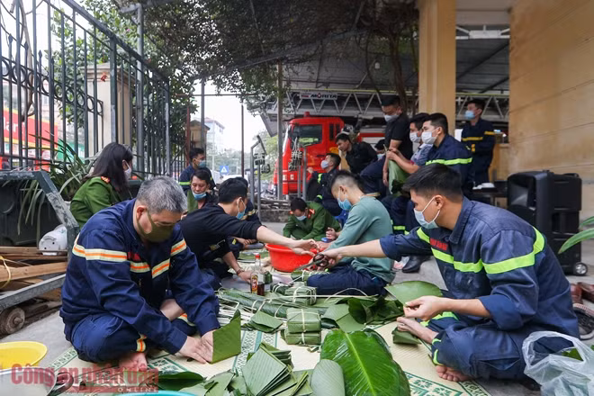 Từ sáng sớm nay, CBCS của đơn vị đã phân công nhau lo việc gói bánh chưng. Người thì chuẩn bị củi đun bánh; người lo rửa lá dong, đãi gạo... Người nào được anh em nhận định khéo tay hơn sẽ được "biên chế" vào đội gói bánh. Nguyên liệu và những chiếc lá dong được các chiến sĩ chọn lựa kỹ càng, sạch sẽ để làm sao cho ra được một chiếc bánh chưng ngon nhất, đẹp mắt nhất.