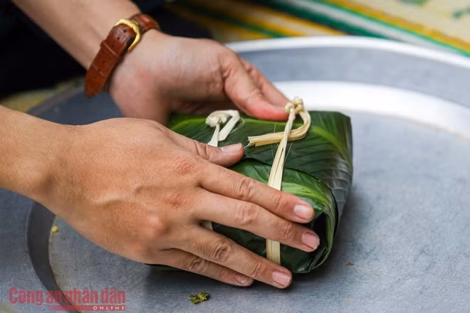 Những chiếc bánh chưng vuông vắn không khác gì được gói bởi các bà, các mẹ thành thạo chuyện bếp núc
