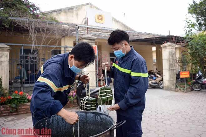 Việc cùng nhau gói bánh chưng ngày Tết còn giúp tăng cường tình đồng chí đồng đội, chia sẻ những hi sinh thầm lặng khi phải trực chiến, ăn tết tại đơn vị