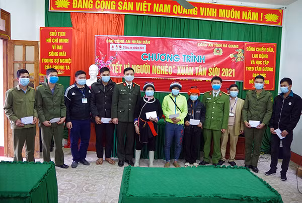 Trao quà cho đồng bào xã Thanh Đức, huyện Vị Xuyên