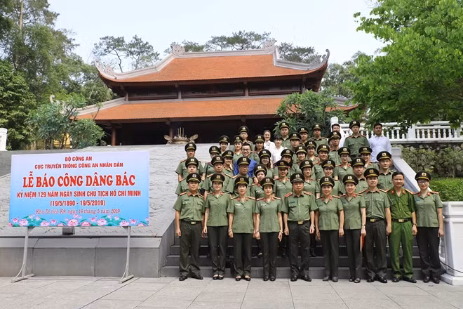 Đoàn đại biểu Cục Truyền thông CAND chụp ảnh lưu niệm tại buổi lễ báo công dâng Bác.