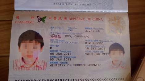 Cứ nửa năm ông bà ngoại của K lại phải mang visa của cháu lên thành phố để ra hạn thị thực. Cứ nửa năm ông bà ngoại của K lại phải mang visa của cháu lên thành phố để ra hạn thị thực.