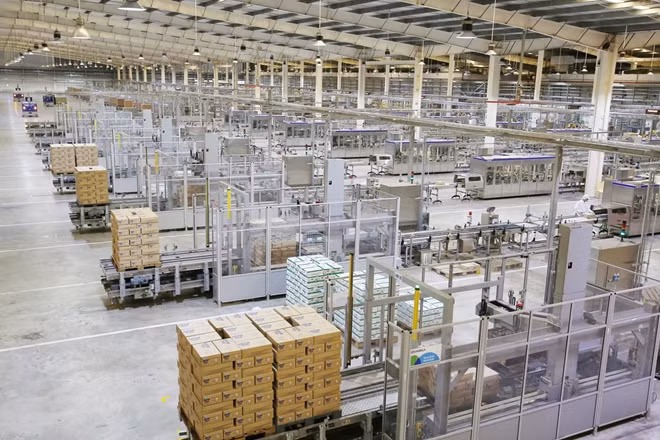Dây chuyền sản xuất sữa hiện đại ở Nhà máy Mega của Vinamilk tại Bình Dương