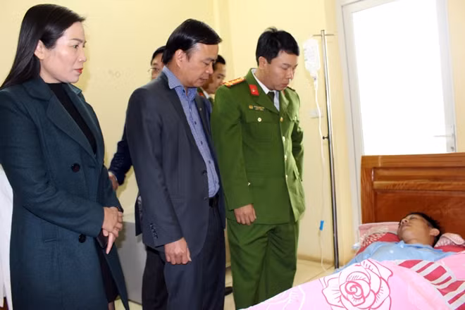 Lãnh đạo Công an tỉnh và Thường trực Huyện ủy, HĐND, UBND huyện Mộc Châu thăm hỏi, động viên đồng chí Kiều Xuân Mạnh.