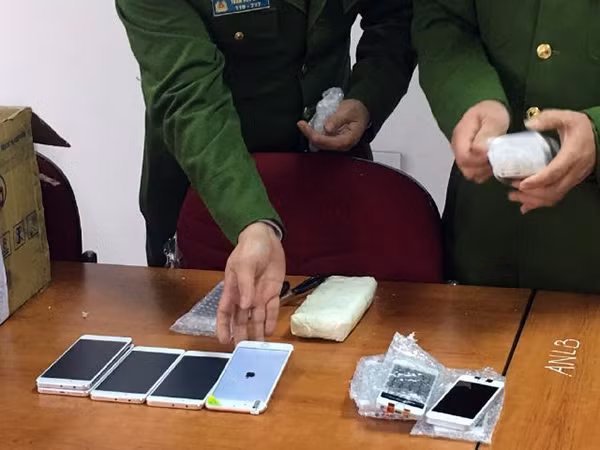 Vụ việc buôn lậu hơn 700 chiếc điện thoại nhãn hiệu nổi tiếng vừa được Cục C74 phát hiện, thu giữ 3h sáng 23-12