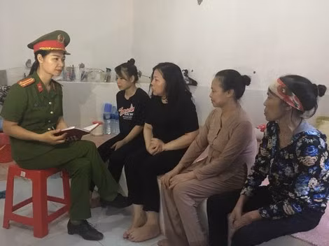Trung tá Nguyễn Quế Chinh xuống tận phòng vừa phổ biến một số quy định pháp luật mới vừa tranh thủ trò chuyện cùng các nữ phạm nhân.