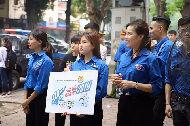 Tuổi đôi mươi với sức trẻ và lòng nhiệt tình, mỗi mùa thi là một dịp cộng đồng được chứng kiến nét đẹp của màu áo xanh tình nguyện.