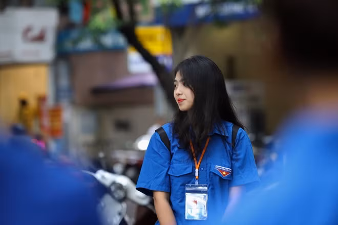 Đặc biệt, hình ảnh các nữ sinh viên tình nguyện xinh đẹp với nụ cười tươi rói đã động viên tinh thần các sĩ tử và làm không ít bậc phụ huynh cảm động.