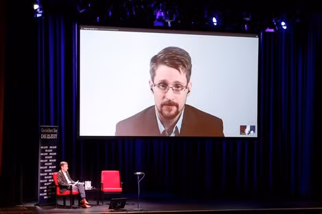 Snowden tại buổi ra mắt cuốn tự truyện.